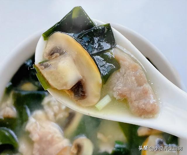 平菇肉片汤的做法，肉片汤的做法（常给家人喝这汤）