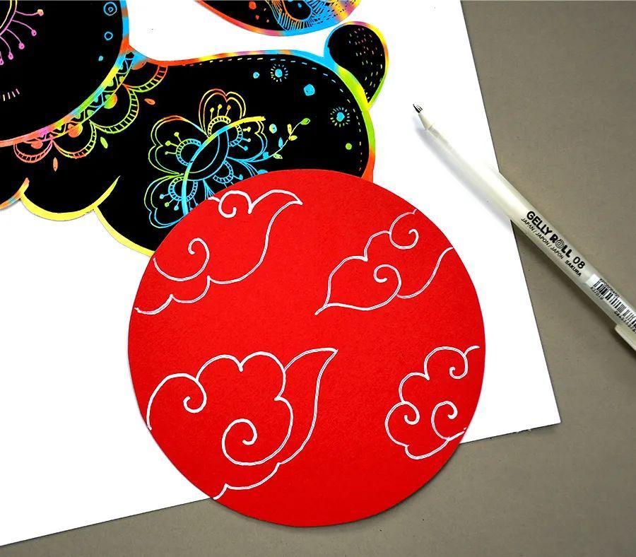 刮画兔子粘贴在白色的方形卡纸上用红色的记号笔围绕兔子添加一些装饰