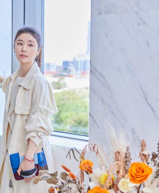 米色风衣怎么搭配，米色风衣怎么搭配首饰（米色风衣配裙子优雅减龄）