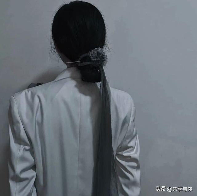 酷酷的图片女高冷，酷酷帅气的女生头像 一点点高冷呐微信（黑色系背影高冷霸气冷淡女生头像）