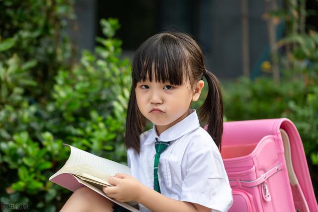 女生自我介绍简单大方，大一女生简单新颖的自我介绍（平常女孩的自我介绍）