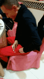 小耳朵是什么意思，微信界面有个小耳朵是什么意思（看着都不像一个人好吗）