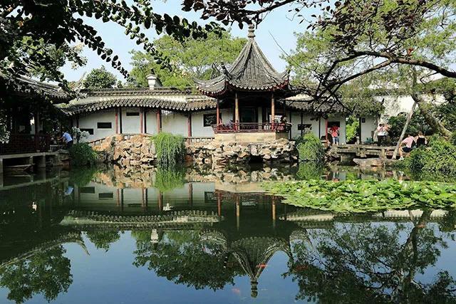 中国出名的旅游景点有哪些，国内著名的旅游景点有哪些（中国旅游必去十大景点）