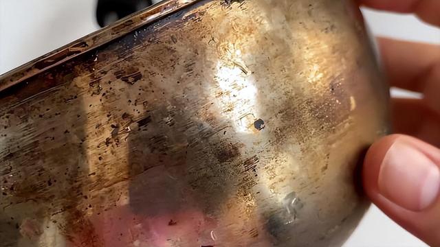 锅烧糊了上面黑的怎么去掉，清除锅底糊焦黑小窍门（不锈钢锅烧焦了）