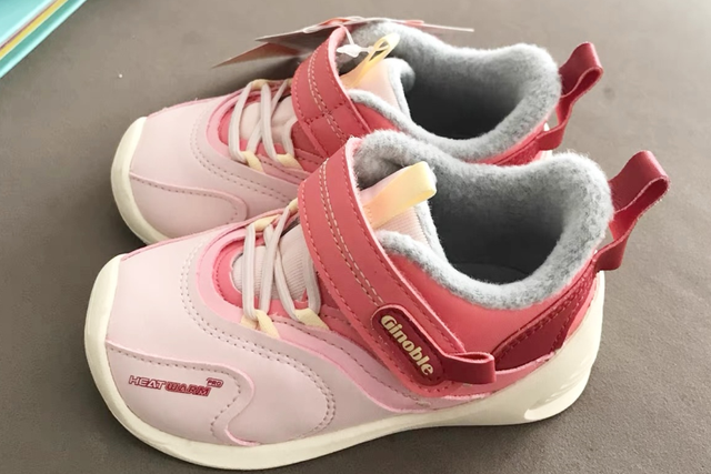 婴儿鞋子怎么选，婴儿鞋子怎么选择（一岁宝宝穿软底鞋还是机能鞋）