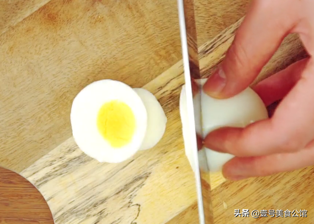 煮熟的鸡蛋怎么做好吃，鸡蛋煮多长时间才能煮好（分享水煮蛋的花样做法）