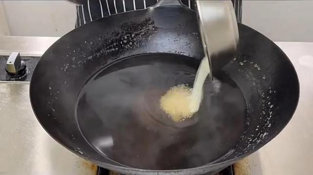 凉皮的汁怎么调，凉皮的汁怎么调（凉皮里加入的“料水”秘密熬制配方来了）