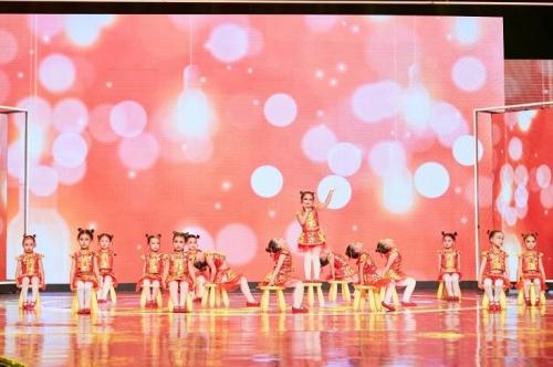 北京台主持人全部名单，北京电视台女主持人（北京电视台科教虎年春晚桔子树专场精彩联播）