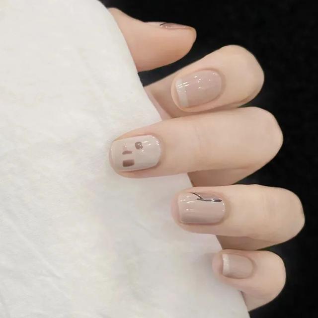 超级显白的基础款美甲，显白显嫩的美甲来一波儿~