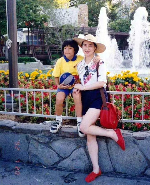 林凤娇简介和个人资料，女星林凤娇：嫁给成龙40年