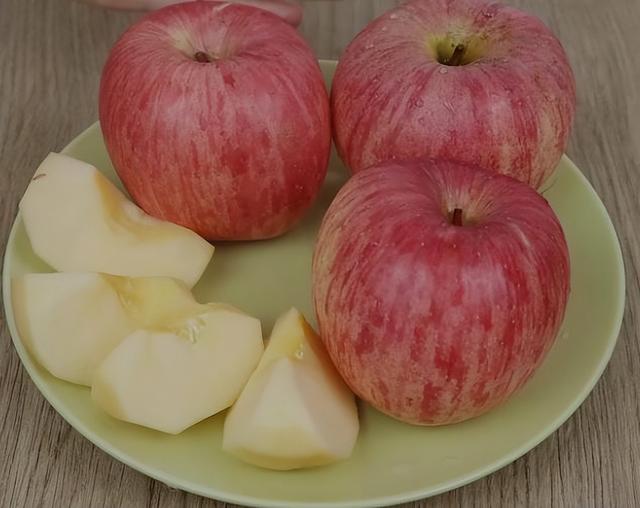 半夜吃苹果会胖吗,凌晨一点吃苹果会胖吗(什么时候吃苹果比较好)