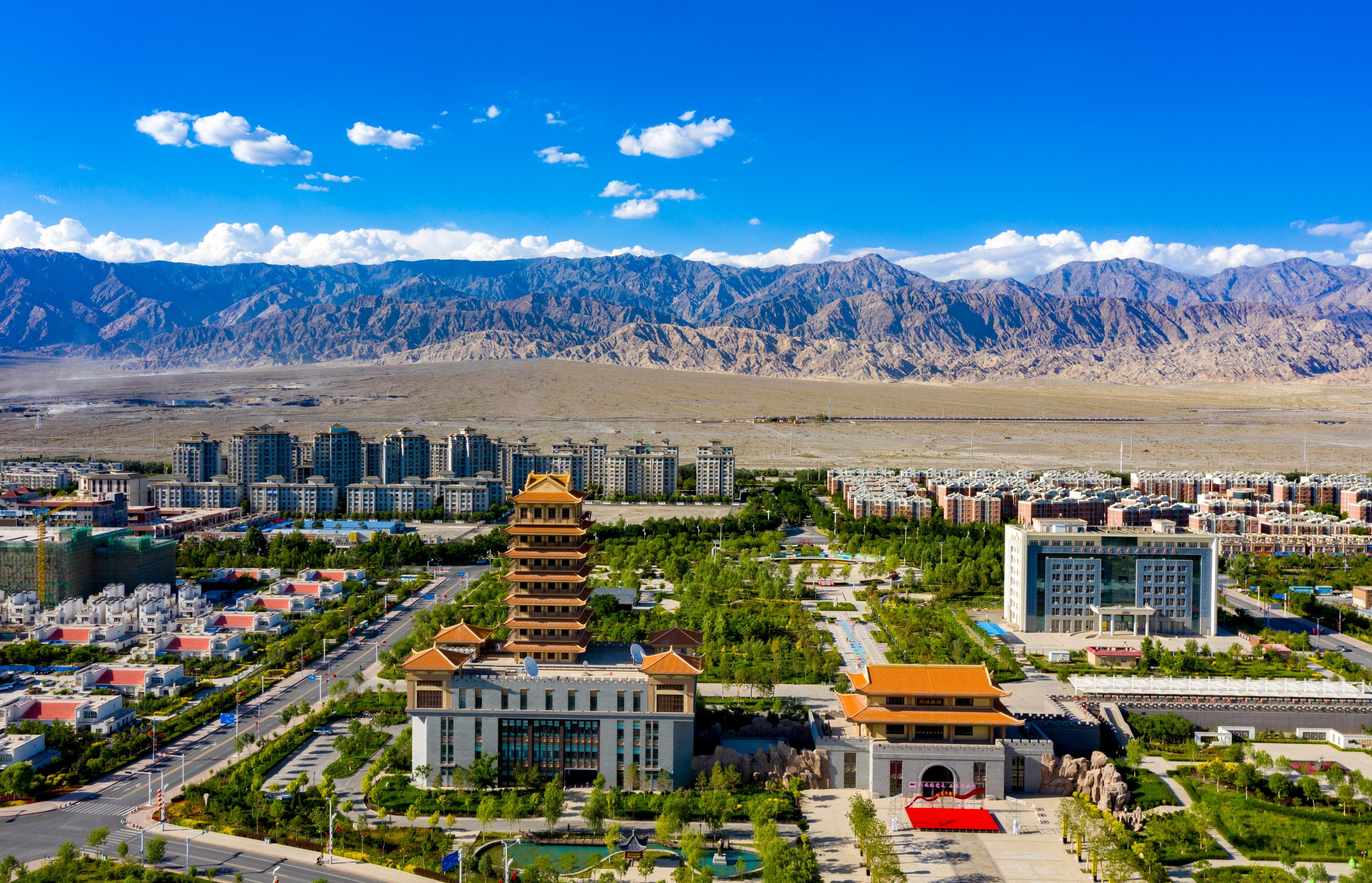 唯一一座以关隘命名的城市,其位于天山南麓,塔里木盆地边缘的绿洲之上