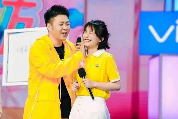 沈梦辰穿针织裙暴露大肚子孕相明显，网友：这么快就有了？