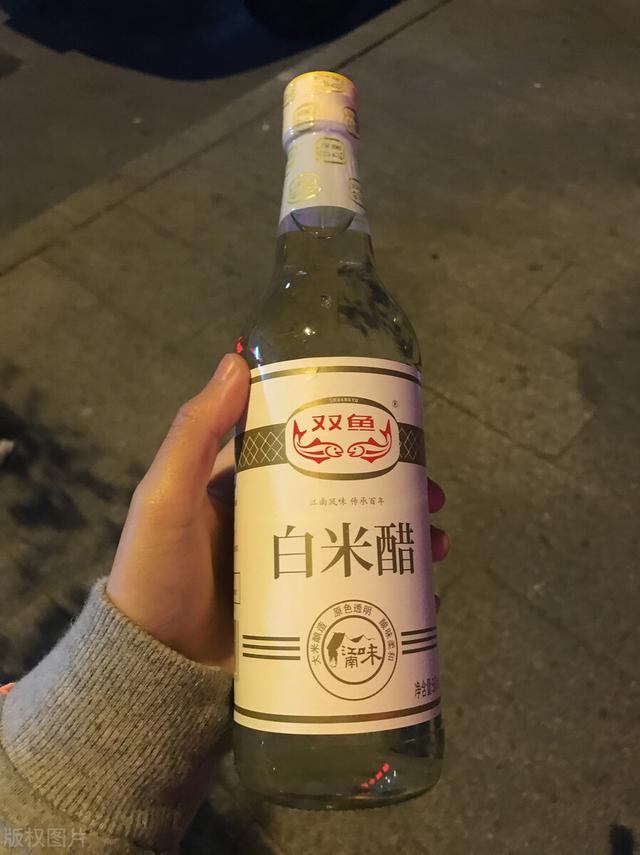 白衣服染上色了用什么方法能洗掉，白色衣服染色了怎么洗才能变白（学会这五招轻松洗白白～）