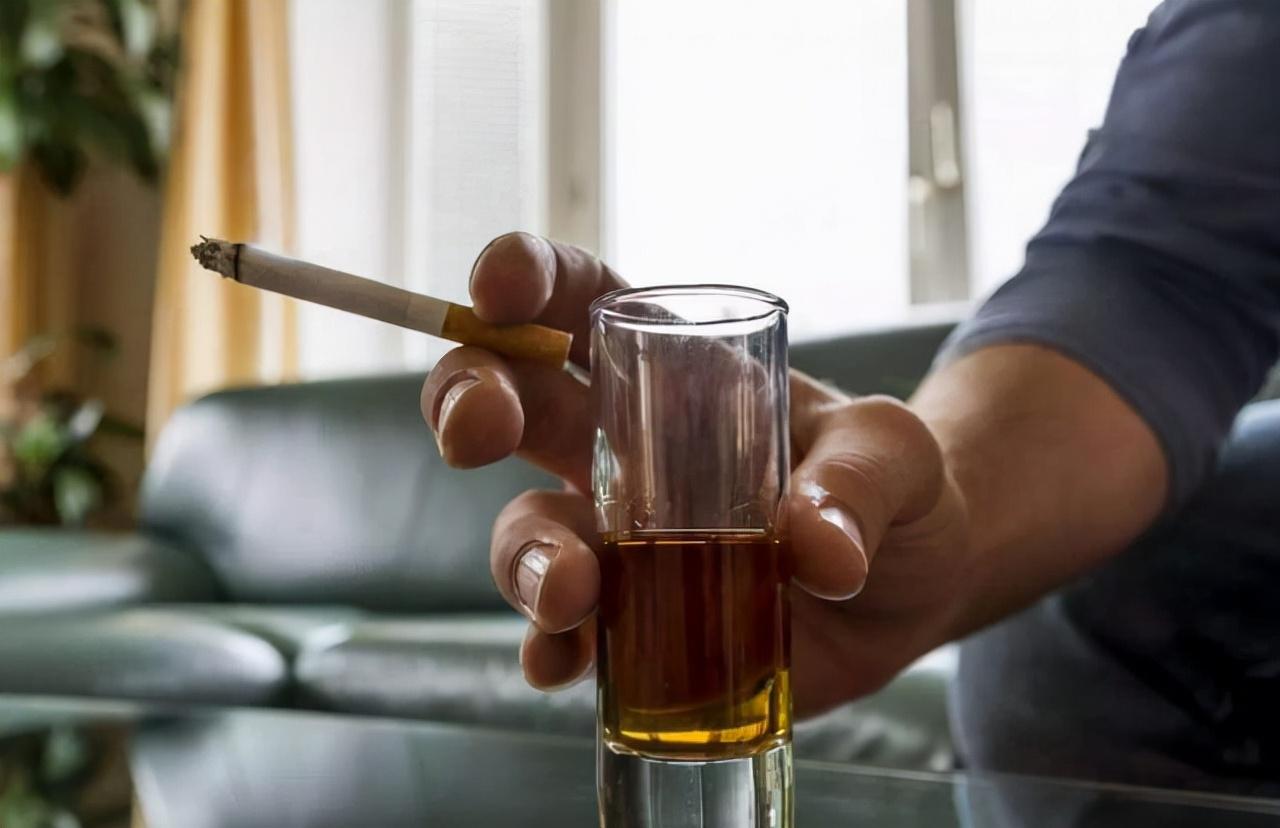 结果一整晚都睡眠很多,老烟民早已犯了烟瘾,想要迫不及待的抽上一根烟