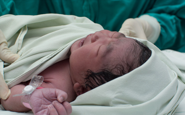 宝宝刚出生要马上喂奶吗，新生儿要马上喂奶吗（新生儿出生后24小时很关键）