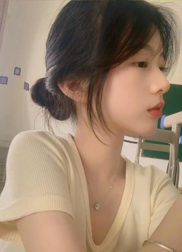 学生头像女生穿校服的微信，学生头像女生穿校服的（清爽干净学生女头像）