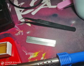 蓝牙耳机充不进去电怎么办，蓝牙耳机充电仓充不进去电怎么办（QCY蓝牙耳机长时间不用充电没反应）