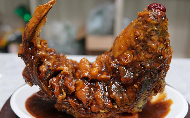 过年时要吃鲤鱼,大厨分享鲤鱼的3道特色做法,造型美观寓意好-质信十强