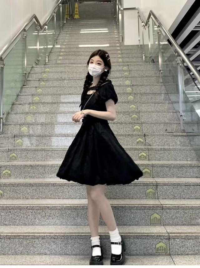 松紧腰连衣裙适合什么身材，松紧腰连衣裙的好处（上紧下松的收腰连衣裙适合什么身材）