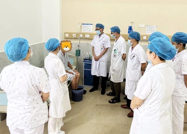 床头惊现银环蛇，剧毒多头蛇（湖北一男子被吓醒）