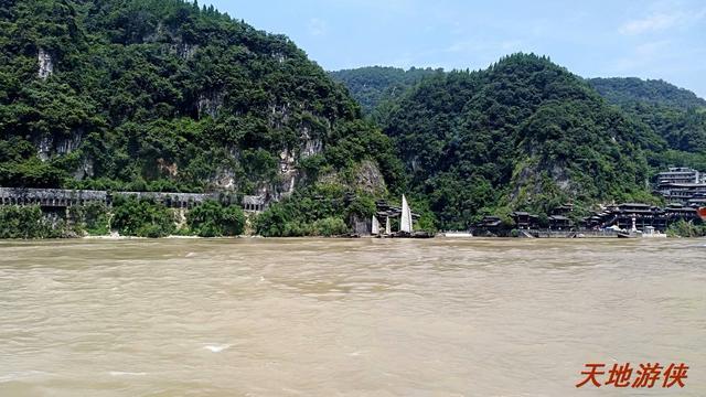 葛洲坝和三峡大坝，长江的水利枢纽三峡葛洲坝（湖北宜昌：乘船过葛洲坝）