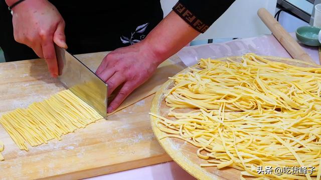 擀面条怎么和面，手擀面怎么做才劲道（做手擀面时）