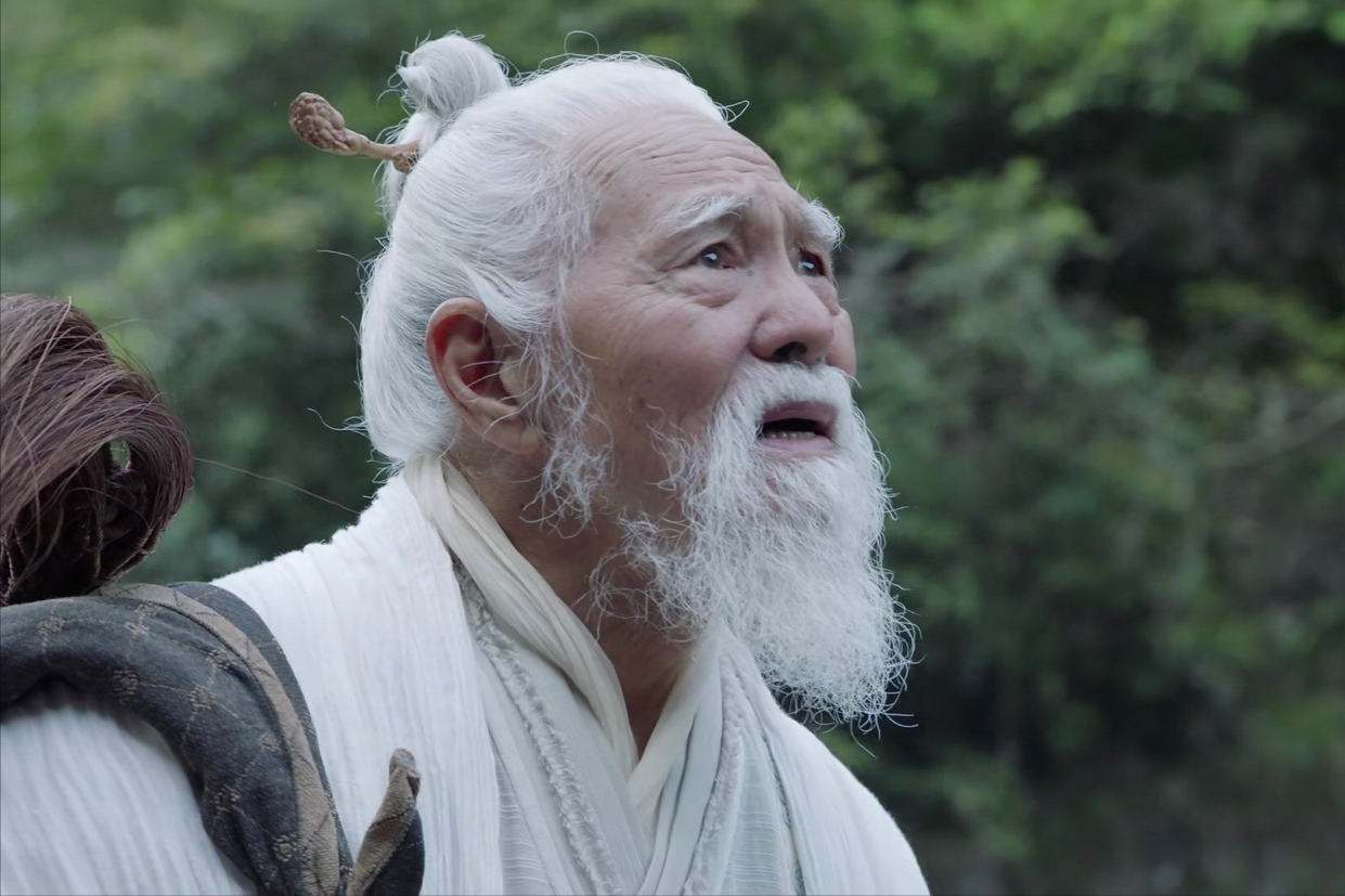 在一些古装的影视剧中,观众们常会发现一些长寿老者的形象大多都有着