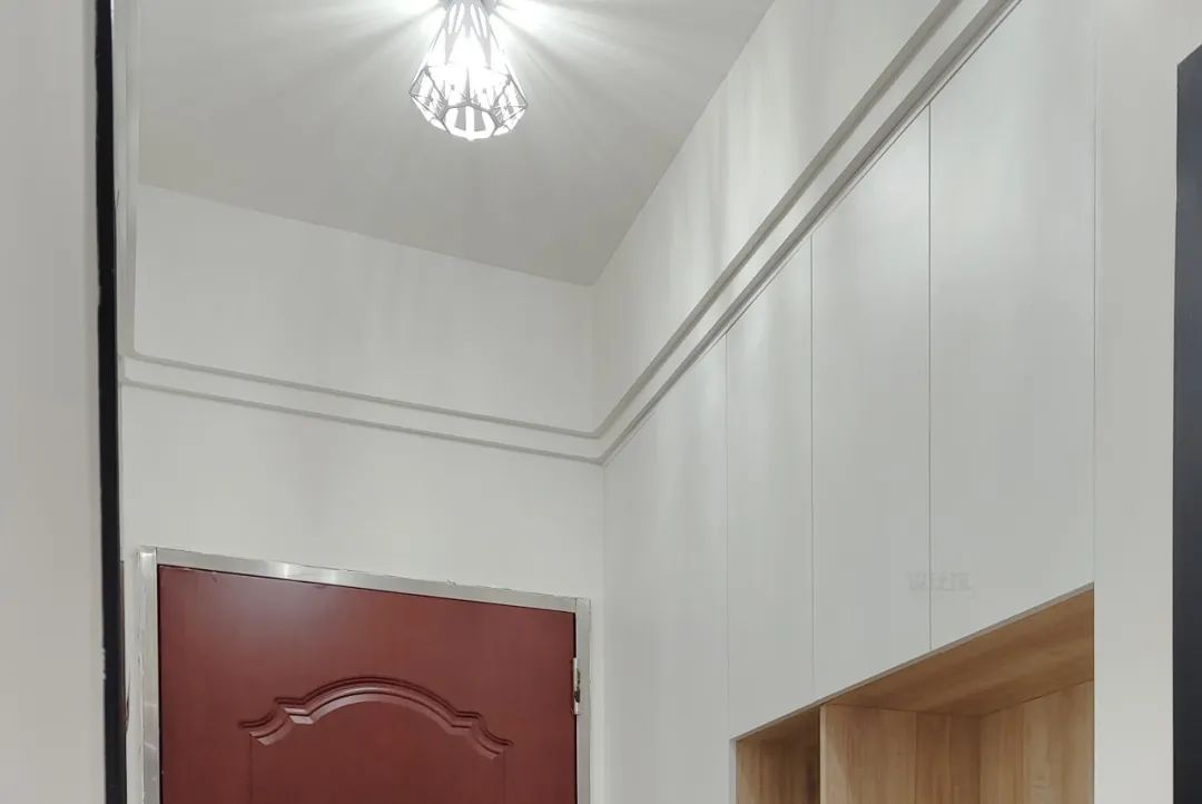 双眼皮是在天花四周装上两层薄薄的装饰板,然后刷上与墙面一致的乳胶