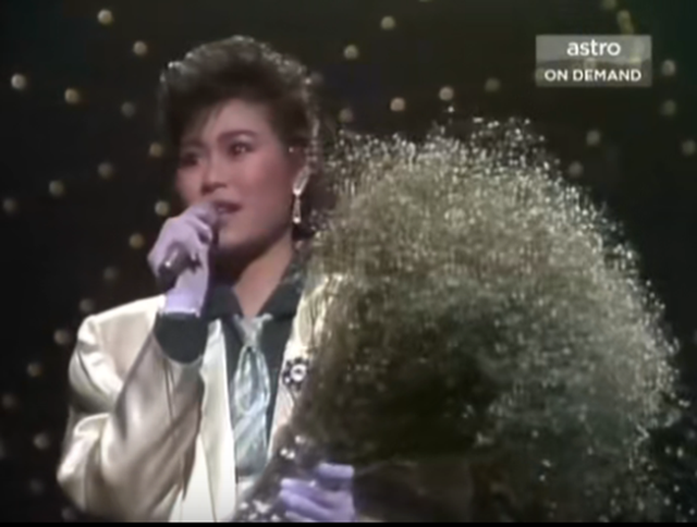 关正杰 - 天籁...星河传说歌词是什么，关正杰金山梦主题曲（香港十大劲歌金曲颁奖典礼-1984年度）