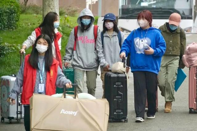 四川信息技术学院，2022年四川信息职业技术学院有哪些院系和专业（四川省高职院校入学当天美照曝光）