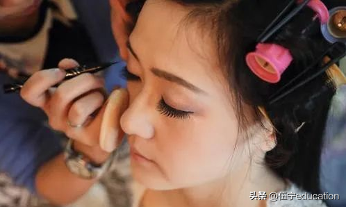 化妆师培训要多久需要考证吗，化妆师培训要多久（化妆师证在哪里报名）