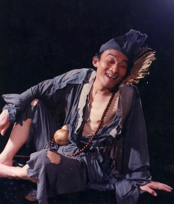 1985年,电视连续剧《济公》红遍大江南北,主题歌"鞋儿破,帽儿破,身上