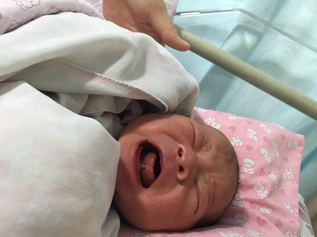 婴儿夜里哭闹的5种原因，宝宝夜里哭闹的5种原因（新生儿晚上为什么会经常哭闹）