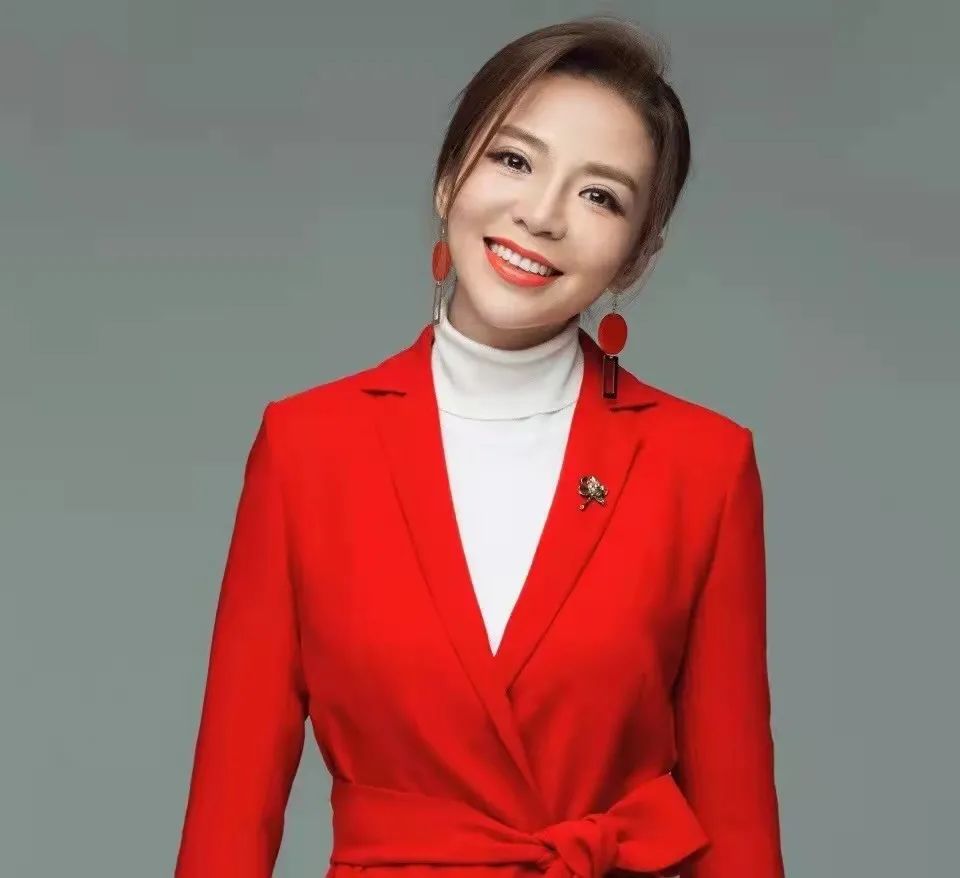 年轻时的朱迅就漂亮得一塌糊涂,浓眉大眼,高鼻梁,整个人显得活泼又有