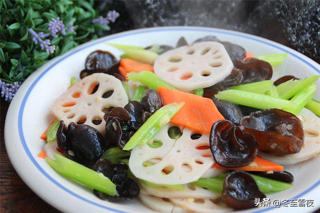 芹菜胡萝卜炒木耳的家常做法，把这四种蔬菜搭配
