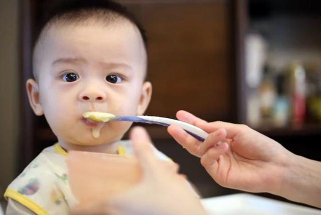 婴儿过度喂养的症状，小孩过度喂养的症状（说明妈妈喂养错误导致积食）