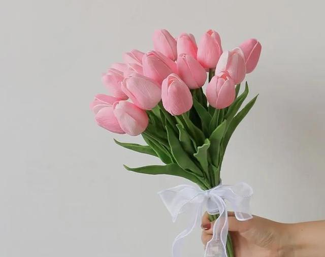 看望病人买什么鲜花，适合送病人的鲜花有哪几种（哪些花代表健康、平安、幸福）