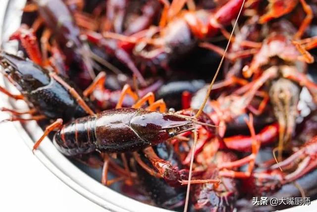 小龙虾哪几种口味，小龙虾啥口味好吃（分清“红色”和“青色”）