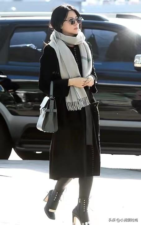 粉红色大衣搭配凸显甜美女神气质，大红色大衣配粉色内搭（看了51岁李英爱的大衣穿搭）