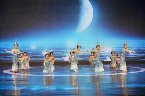 北京台主持人全部名单，北京电视台女主持人（北京电视台科教虎年春晚桔子树专场精彩联播）