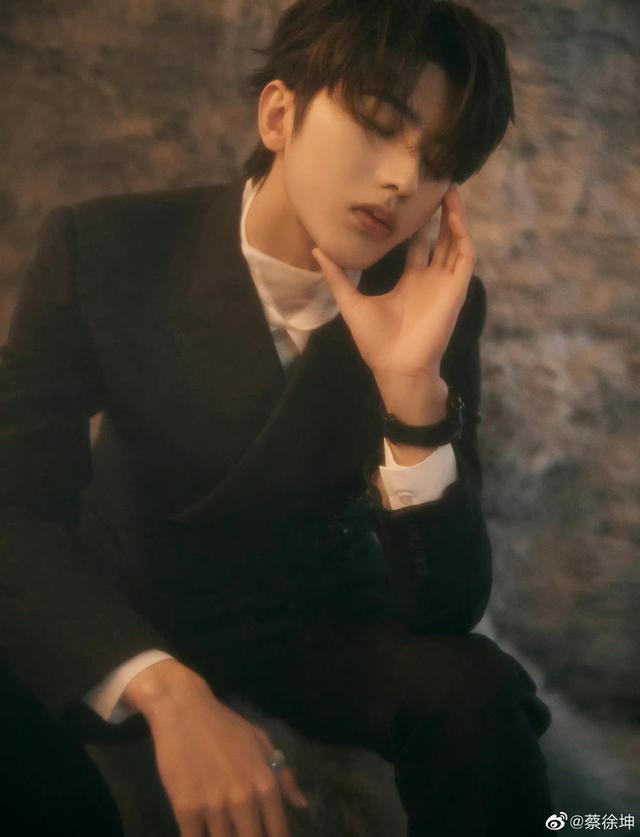 可爱帅气的蔡徐坤舞台图片精选 喜欢他的举个手呀，蔡徐坤照片高清帅气可爱（蔡徐坤帅照合集，简直不要太帅）