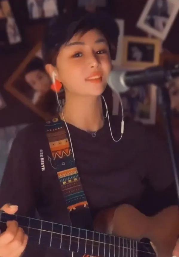 花姐是怎么火起来的？从街头歌手到千万网红，她到底经历了什么？