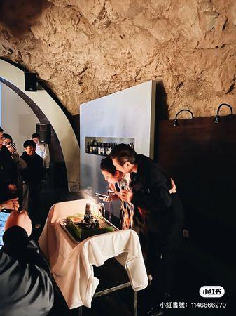 向华强现在在哪干什么，向佐、郭碧婷缺席…老婆向太陪伴吹蜡烛