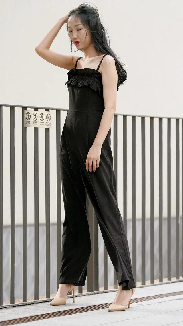 一字领露肩吊带裙怎么穿，一字肩吊带短裙（黑色一字肩吊带连衣阔腿裤）