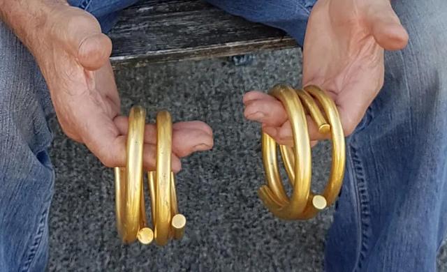 五周年纪念金手镯，五周年纪念日（2018年农民挖排水沟时意外挖出4只金手镯）