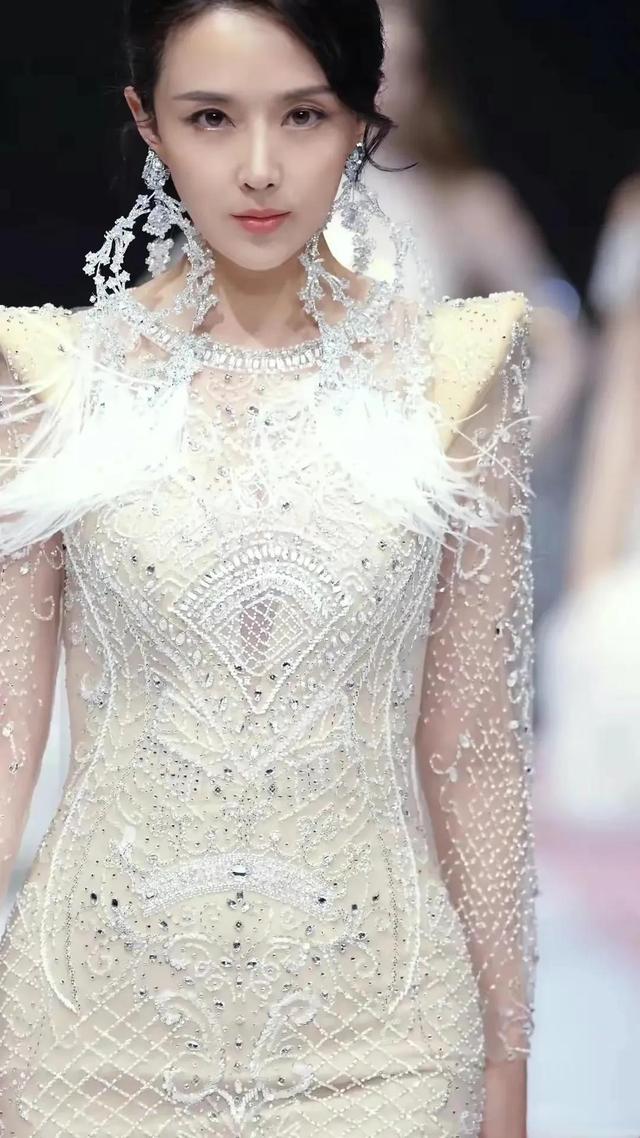 颜丹晨个人资料，颜丹晨个简介（颜丹晨，几张绝美照片）