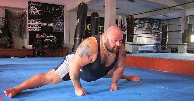 健美祖师爷罗尼各种纪录，罗尼被“希腊大灰熊”的举重视频震惊了