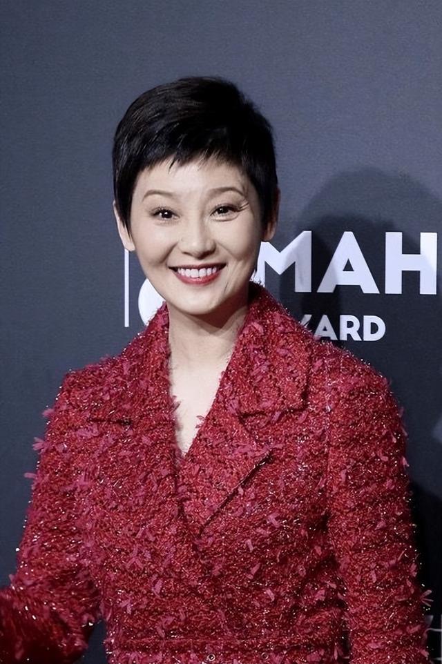 三七分斜刘海剪法，斜刘海怎么剪好看（50岁女人不想有“大妈感”）