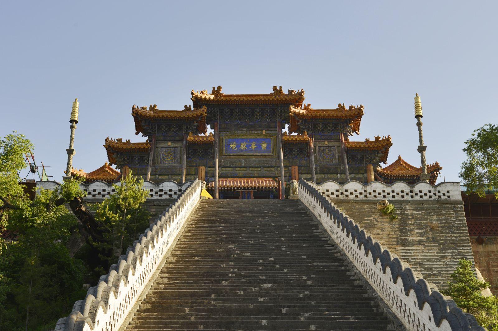 菩萨顶位于台怀镇的灵鹫峰山,也称真容院或大文殊寺